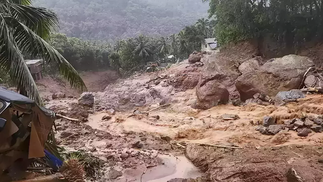 വയനാട്ടില് മഴ ശക്തം: ഉരുള്പൊട്ടല് സാധ്യതാ പ്രദേശങ്ങളില് നിന്ന് മാറി താമസിക്കണം: കലക്ടര് വയനാട്ടില് മഴ ശക്തം: ഉരുള്പൊട്ടല് സാധ്യതാ പ്രദേശങ്ങളില് നിന്ന് മാറി താമസിക്കണം: കലക്ടര്