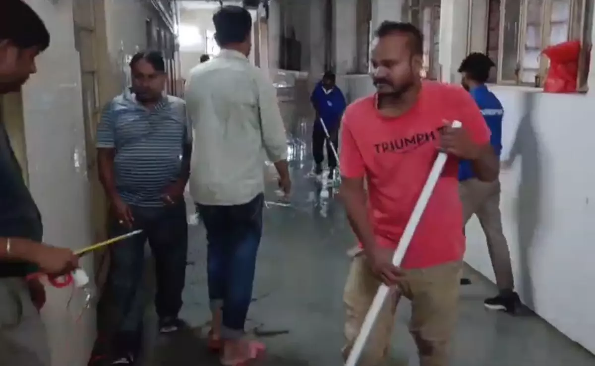 കനത്ത മഴ; ജയ്പൂര് എസ്എംഎസ് ആശുപത്രിയില് വെള്ളക്കെട്ട് കനത്ത മഴ; ജയ്പൂര് എസ്എംഎസ് ആശുപത്രിയില് വെള്ളക്കെട്ട്