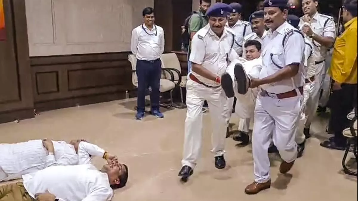 ജാര്ഖണ്ഡ് നിയമസഭയില് നാടകീയ രംഗങ്ങള്; 18 ബിജെപി എംഎല്എമാര്ക്ക് സസ്പെന്ഷന്(വീഡിയോ) ജാര്ഖണ്ഡ് നിയമസഭയില് നാടകീയ രംഗങ്ങള്; 18 ബിജെപി എംഎല്എമാര്ക്ക് സസ്പെന്ഷന്(വീഡിയോ)