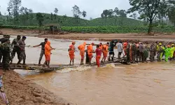 മുണ്ടക്കൈ ദുരന്തഭൂമിയില്‍ അതിശക്തമായ മഴ; രക്ഷാപ്രവര്‍ത്തകരെ പുഞ്ചിരിമട്ടത്തില്‍ നിന്ന് തിരിച്ചിറക്കി
