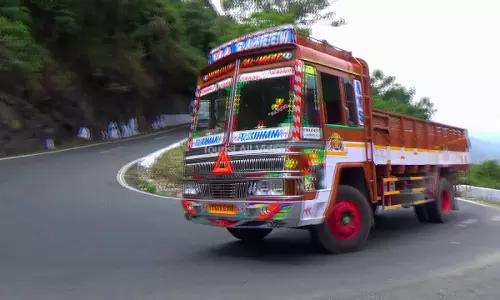 ഗൂഡല്ലൂര് ഊട്ടി ഹൈവേയില് ഭാര വാഹനങ്ങള്ക്ക് നിയന്ത്രണം ഗൂഡല്ലൂര് ഊട്ടി ഹൈവേയില് ഭാര വാഹനങ്ങള്ക്ക് നിയന്ത്രണം
