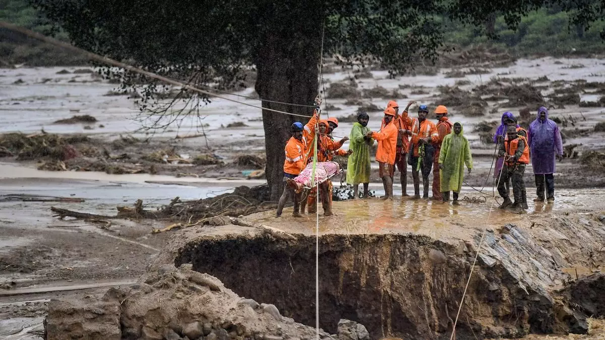വയനാട് ഉരുള്പൊട്ടല് ദുരന്തം; തിരച്ചിലിന് പോയി വനത്തിൽ കുടുങ്ങിയ 18 പേർ തിരിച്ചെത്തി വയനാട് ഉരുള്പൊട്ടല് ദുരന്തം; തിരച്ചിലിന് പോയി വനത്തിൽ കുടുങ്ങിയ 18 പേർ തിരിച്ചെത്തി