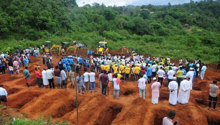 വയനാട് ഉരുള്പ്പൊട്ടല്; മൂന്നാം ദിവസവും കൂട്ടസംസ്കാരം; തിരിച്ചറിയാത്ത 22 ശരീരഭാഗങ്ങള് ഇന്ന് സംസ്കരിച്ചു വയനാട് ഉരുള്പ്പൊട്ടല്; മൂന്നാം ദിവസവും കൂട്ടസംസ്കാരം; തിരിച്ചറിയാത്ത 22 ശരീരഭാഗങ്ങള് ഇന്ന് സംസ്കരിച്ചു