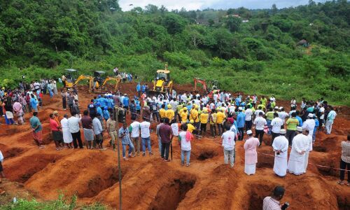 വയനാട് ഉരുള്‍പ്പൊട്ടല്‍; മൂന്നാം ദിവസവും കൂട്ടസംസ്‌കാരം; തിരിച്ചറിയാത്ത 22 ശരീരഭാഗങ്ങള്‍ ഇന്ന് സംസ്‌കരിച്ചു