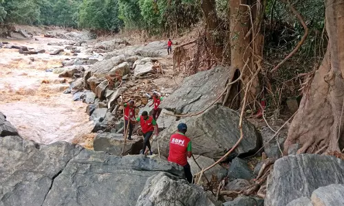 നിലമ്പൂരിലെ എസ് ഡിപിഐ വോളന്റിയര്‍മാര്‍ തിരച്ചിലിനായി വയനാട്ടില്‍