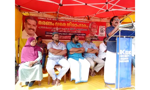കുന്നംകുളം-തൃശൂര്‍ റോഡ് സഞ്ചാര യോഗ്യമാക്കുക; ഏകദിന നിരാഹാരം നടത്തി