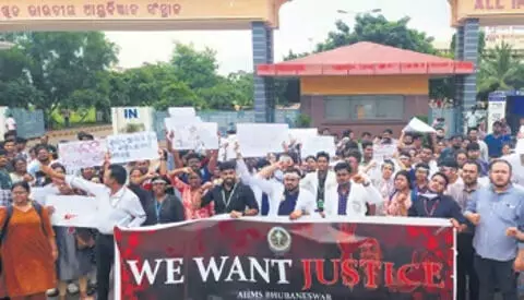 കൊല്ക്കത്ത ബലാല്സംഗക്കൊല; സംസ്ഥാനത്ത് നാളെ ഡോക്ടര്മാരുടെ പ്രതിഷേധം കൊല്ക്കത്ത ബലാല്സംഗക്കൊല; സംസ്ഥാനത്ത് നാളെ ഡോക്ടര്മാരുടെ പ്രതിഷേധം