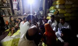 റായ്ബറേലിയില്‍ കൊല്ലപ്പെട്ട ദലിത് യുവാവിന്റെ കുടുംബത്തെ സന്ദര്‍ശിച്ച് രാഹുല്‍ ഗാന്ധി