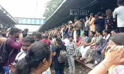 നഴ്‌സറി വിദ്യാര്‍ഥിനികള്‍ക്കെതിരായ അതിക്രമത്തില്‍ വ്യാപക പ്രതിഷേധം; ഇന്റര്‍നെറ്റ് റദ്ദാക്കി, സ്‌കൂളുകള്‍ അടച്ചു