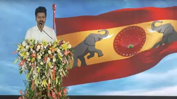 പാര്ട്ടി പതാക പുറത്തിറക്കി നടന് വിജയ് പാര്ട്ടി പതാക പുറത്തിറക്കി നടന് വിജയ്