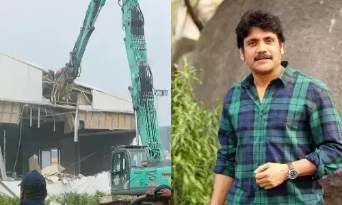 കൈയേറ്റം ആരോപിച്ച് തെലുങ്ക് സൂപര്‍ താരം നാഗാര്‍ജുനയുടെ കണ്‍വന്‍ഷന്‍ സെന്റര്‍  ബുള്‍ഡോസര്‍ ഉപയോഗിച്ച് പൊളിച്ചു