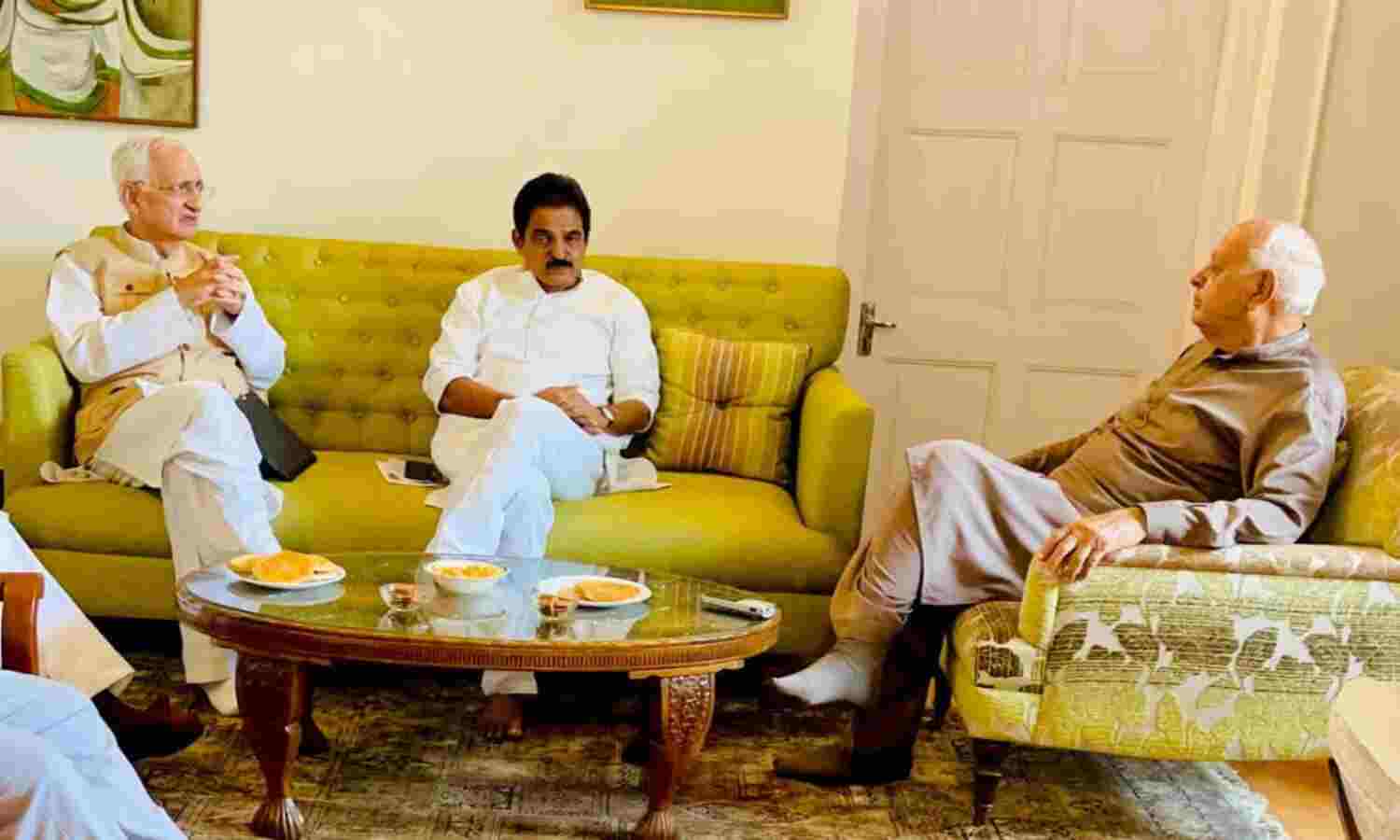അഞ്ചിടത്ത് സൗഹൃദമല്സരം; ജമ്മു കശ്മീര് തിരഞ്ഞെടുപ്പില് ഒന്നാംഘട്ട സ്ഥാനാര്ഥികളെ പ്രഖ്യാപിച്ച് എന്സിയും കോണ്ഗ്രസും അഞ്ചിടത്ത് സൗഹൃദമല്സരം; ജമ്മു കശ്മീര് തിരഞ്ഞെടുപ്പില് ഒന്നാംഘട്ട സ്ഥാനാര്ഥികളെ പ്രഖ്യാപിച്ച് എന്സിയും കോണ്ഗ്രസും