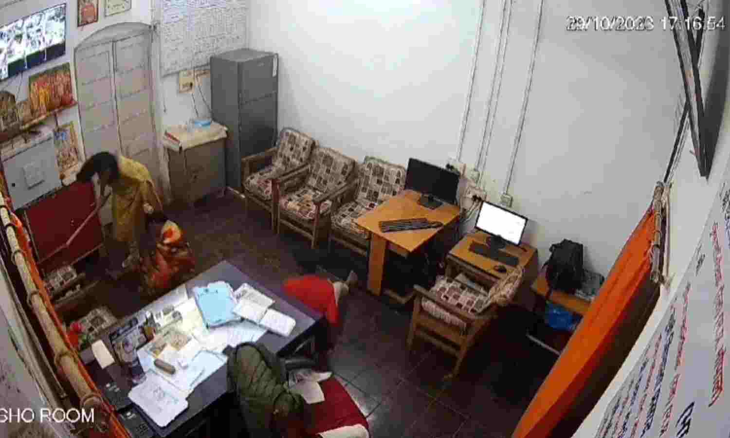 15കാരനെ നിലത്തിട്ട് കാലില് തല്ലിച്ചതച്ചു, മുത്തശ്ശിയെ മുടിയില് പിടിച്ചുവലിച്ച് വടികൊണ്ട് ആക്രമിച്ചു; റെയില്വേ പോലിസിന്റെ ഞെട്ടിക്കുന്ന കൊടുംക്രൂരതയുടെ ദൃശ്യം പുറത്ത്(വീഡിയോ) 15കാരനെ നിലത്തിട്ട് കാലില് തല്ലിച്ചതച്ചു, മുത്തശ്ശിയെ മുടിയില് പിടിച്ചുവലിച്ച് വടികൊണ്ട് ആക്രമിച്ചു; റെയില്വേ പോലിസിന്റെ ഞെട്ടിക്കുന്ന കൊടുംക്രൂരതയുടെ ദൃശ്യം പുറത്ത്(വീഡിയോ)