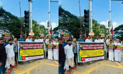 അപകടം തുടര്‍ക്കഥ; ട്രാഫിക് സിഗ്‌നലില്‍ റീത്ത് സമര്‍പ്പിച്ച് എസ് ഡിപി ഐ