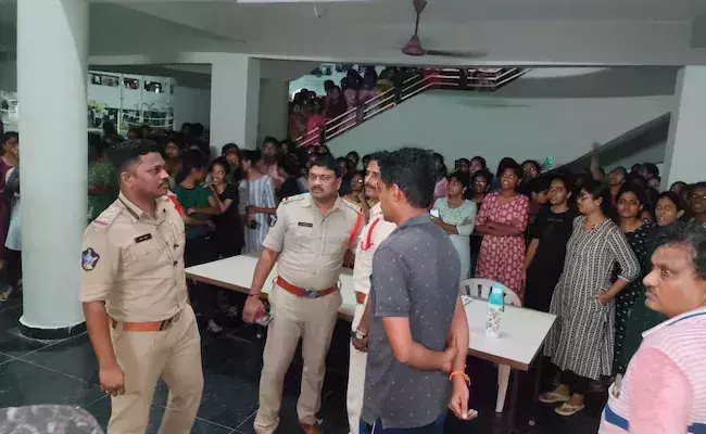 കോളജിലെ വനിതാ ഹോസ്റ്റലില്‍ ഒളികാമറക; ദൃശ്യങ്ങള്‍ വിറ്റെന്ന് ആരോപണം, വന്‍ പ്രതിഷേധം