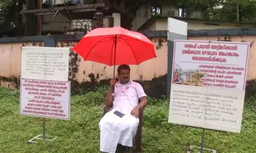 മലപ്പുറം എസ്പിയെ വിടാതെ അന്വര് എംഎല്എ; ചെങ്കുടയുമായി വസതിക്ക് മുന്നില് കുത്തിയിരുന്ന് പ്രതിഷേധം മലപ്പുറം എസ്പിയെ വിടാതെ അന്വര് എംഎല്എ; ചെങ്കുടയുമായി വസതിക്ക് മുന്നില് കുത്തിയിരുന്ന് പ്രതിഷേധം