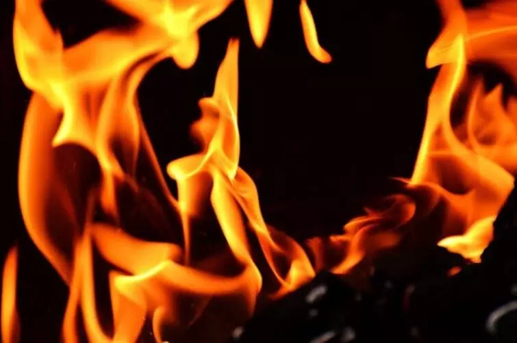പൊന്നാനിയില് അര്ദ്ധരാത്രി വീടിന് തീപിടിച്ചു; അഞ്ച് പേര്ക്ക് പൊള്ളലേറ്റു, മൂന്നു പേരുടെ നില ഗുരുതരം പൊന്നാനിയില് അര്ദ്ധരാത്രി വീടിന് തീപിടിച്ചു; അഞ്ച് പേര്ക്ക് പൊള്ളലേറ്റു, മൂന്നു പേരുടെ നില ഗുരുതരം