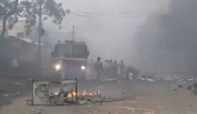 ബലാല്സംഗത്തിനെതിരായ പ്രതിഷേധം കലാപത്തിലേക്ക് വഴിമാറി; തെലങ്കാനയില് പള്ളിയും കടകളും തകര്ത്തു(VIDEO) ബലാല്സംഗത്തിനെതിരായ പ്രതിഷേധം കലാപത്തിലേക്ക് വഴിമാറി; തെലങ്കാനയില് പള്ളിയും കടകളും തകര്ത്തു(VIDEO)