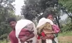 ആംബുലന്‍സില്ല; മക്കളുടെ മൃതദേഹം ചുമലിലേറ്റി നടന്ന് മാതാപിതാക്കള്‍, നടുക്കുന്ന വീഡിയോ