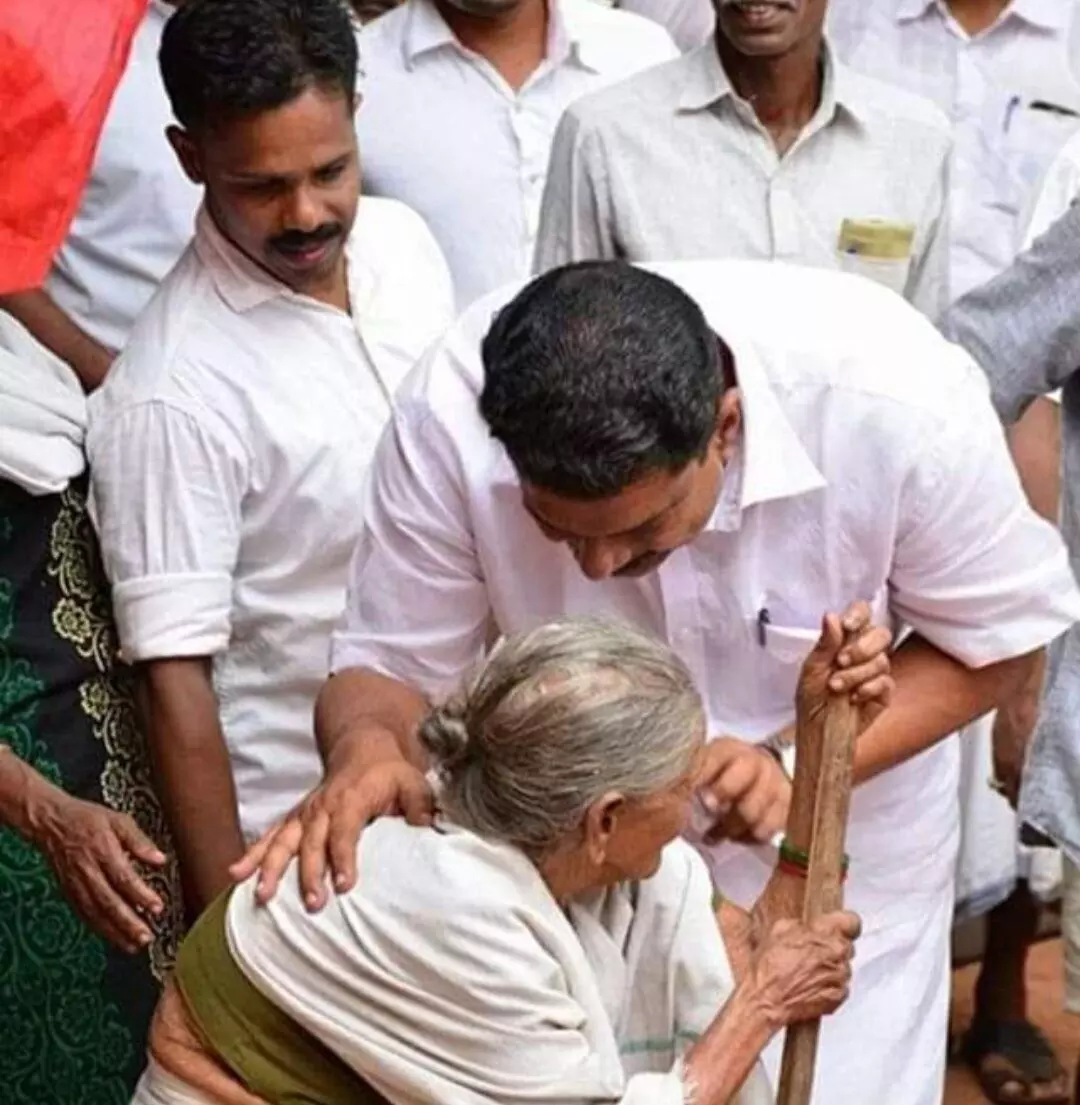 ഫേസ്ബുക്കിൽ മുഖ്യമന്ത്രിയെ വെട്ടി അൻവർ; പുതിയ ചിത്രത്തിന് വൻ ലൈക്ക് ഫേസ്ബുക്കിൽ മുഖ്യമന്ത്രിയെ വെട്ടി അൻവർ; പുതിയ ചിത്രത്തിന് വൻ ലൈക്ക്