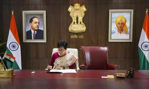 അരവിന്ദ് കെജ്‌രിവാളിന്റെ കസേര ഒഴിച്ചിട്ട് അതിഷി; കസേരനാടകമെന്ന് ബിജെപി