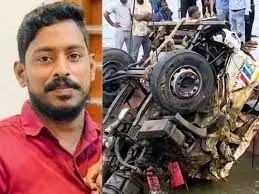 ഒടുവില് അര്ജുന്റെ മൃതദേഹം വീട്ടിലെത്തി; കണ്ണീരോടെ കണ്ണാടിക്കല് ഗ്രാമം; ആദരാഞ്ജലി അര്പ്പിക്കാന് ആയിരങ്ങള് ഒടുവില് അര്ജുന്റെ മൃതദേഹം വീട്ടിലെത്തി; കണ്ണീരോടെ കണ്ണാടിക്കല് ഗ്രാമം; ആദരാഞ്ജലി അര്പ്പിക്കാന് ആയിരങ്ങള്