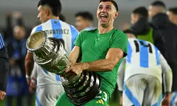 അശ്ലീല ആംഗ്യങ്ങള്‍ കാണിച്ചു, ക്യാമറാമാനെ തല്ലി; അര്‍ജന്റീനന്‍ ഗോള്‍കീപ്പര്‍ എമിലിയാനോ മാര്‍ട്ടിനെസിന് സസ്‌പെന്‍ഷന്‍