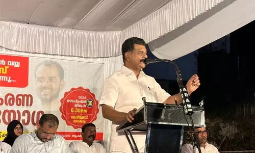 രക്ഷകനെന്ന് കരുതുന്നവര് നമ്മോടൊപ്പം നില്ക്കുമ്പോള്...; പിണറായിക്കെതിരേ ഒളിയമ്പുമായി പി വി അന്വര് രക്ഷകനെന്ന് കരുതുന്നവര് നമ്മോടൊപ്പം നില്ക്കുമ്പോള്...; പിണറായിക്കെതിരേ ഒളിയമ്പുമായി പി വി അന്വര്