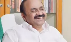 ചോദ്യങ്ങള്‍ക്ക് ചിരിച്ചാല്‍ പോരാ മറുപടി വേണം; മുഖ്യമന്ത്രിയെ കടന്നാക്രമിച്ച് വി ഡി സതീശന്‍