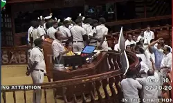 നിയമസഭയില്‍ കൈയാങ്കളി  ; സ്പീക്കറുടെ ഡയസിന് മുന്നില്‍ പ്രതിപക്ഷത്തിന്റെ പ്രതിഷേധം