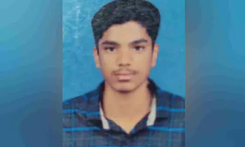 മുക്കത്ത് നിര്ത്തിയിട്ട ലോറിയില് സ്കൂട്ടര് ഇടിച്ചു; സ്കൂട്ടര് യാത്രികന് മരിച്ചു, ഒരാള്ക്ക് പരിക്ക് മുക്കത്ത് നിര്ത്തിയിട്ട ലോറിയില് സ്കൂട്ടര് ഇടിച്ചു; സ്കൂട്ടര് യാത്രികന് മരിച്ചു, ഒരാള്ക്ക് പരിക്ക്