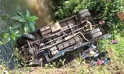 കോഴിക്കോട് തിരുവമ്പാടിയില്‍ ബസ് പുഴയിലേക്ക് മറിഞ്ഞു;നിരവധി യാത്രക്കാര്‍ കുടുങ്ങിക്കിടക്കുന്നു