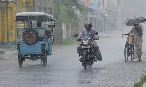ചക്രവാതചുഴി നാളെയോടെ ന്യൂനമര്‍ദ്ദമായി ശക്തി പ്രാപിച്ചേക്കും;സംസ്ഥാനത്ത് അതിശക്തമായ മഴയ്ക്ക് സാധ്യതയെന്ന് കേന്ദ്ര കാലാവസ്ഥാ വകുപ്പ്