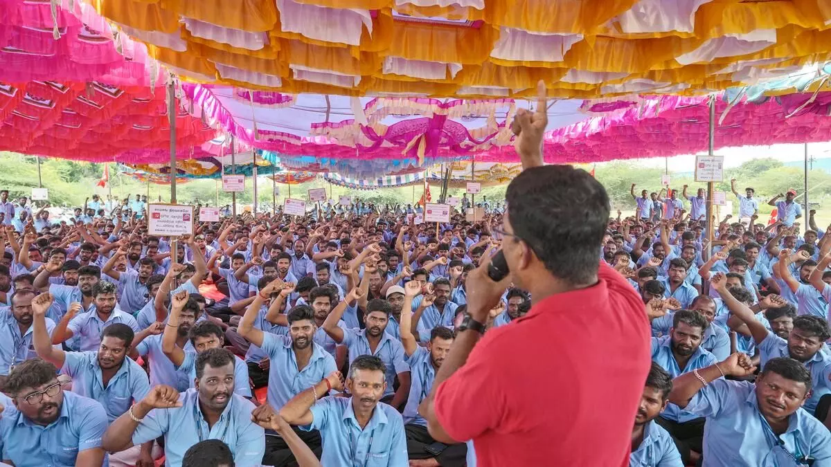 സാംസങ് ഫാക്ടറിയില് പണിമുടക്കിയ 250 ഓളം തൊഴിലാളികളെ പൊലിസ് അറസ്റ്റ് ചെയ്തു സാംസങ് ഫാക്ടറിയില് പണിമുടക്കിയ 250 ഓളം തൊഴിലാളികളെ പൊലിസ് അറസ്റ്റ് ചെയ്തു