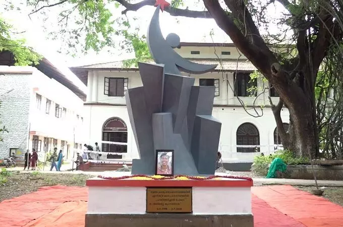 അഭിമന്യു സ്മാരകം പൊളിക്കണമെന്ന് ആവശ്യം; ഹരജി തള്ളി ഹൈക്കോടതി അഭിമന്യു സ്മാരകം പൊളിക്കണമെന്ന് ആവശ്യം; ഹരജി തള്ളി ഹൈക്കോടതി