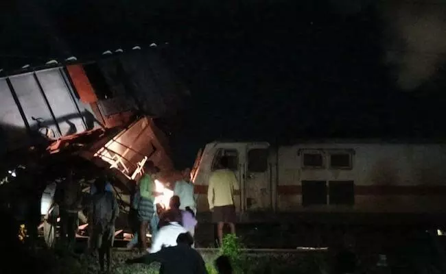 തീവണ്ടികൾ കൂട്ടിയിടിച്ചു: ബോഗികൾക്ക് തീ പിടിച്ചു തീവണ്ടികൾ കൂട്ടിയിടിച്ചു: ബോഗികൾക്ക് തീ പിടിച്ചു