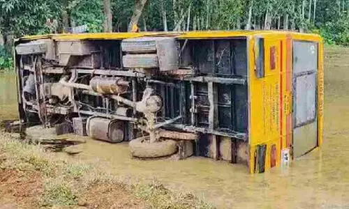 ആലപ്പുഴയില് സ്കൂള് ബസ് പാടത്തേക്ക് മറിഞ്ഞു ആലപ്പുഴയില് സ്കൂള് ബസ് പാടത്തേക്ക് മറിഞ്ഞു