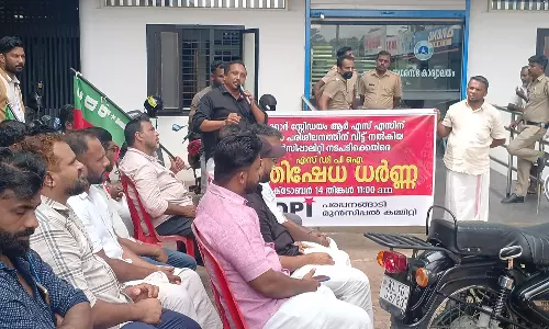 മുന്സിപ്പല് സ്റ്റേഡിയം ആര്എസ്എസിന് വിട്ട് നല്കിയതിനെതിരേ പ്രതിഷേധം മുന്സിപ്പല് സ്റ്റേഡിയം ആര്എസ്എസിന് വിട്ട് നല്കിയതിനെതിരേ പ്രതിഷേധം