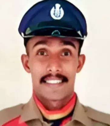 പോലിസുകാരന് കഴുത്തറത്ത് കൊല്ലപ്പെട്ട നിലയില്; സുഹൃത്ത് അറസ്റ്റില് പോലിസുകാരന് കഴുത്തറത്ത് കൊല്ലപ്പെട്ട നിലയില്; സുഹൃത്ത് അറസ്റ്റില്