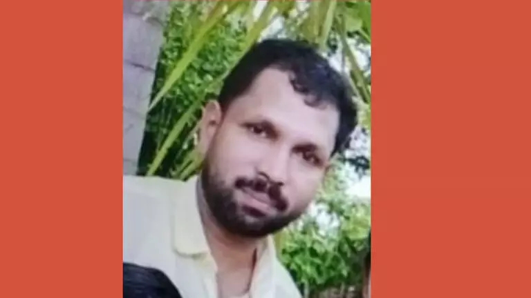 ഷട്ടില് കളിക്കിടെ യുവാവ് കുഴഞ്ഞുവീണ് മരിച്ചു ഷട്ടില് കളിക്കിടെ യുവാവ് കുഴഞ്ഞുവീണ് മരിച്ചു