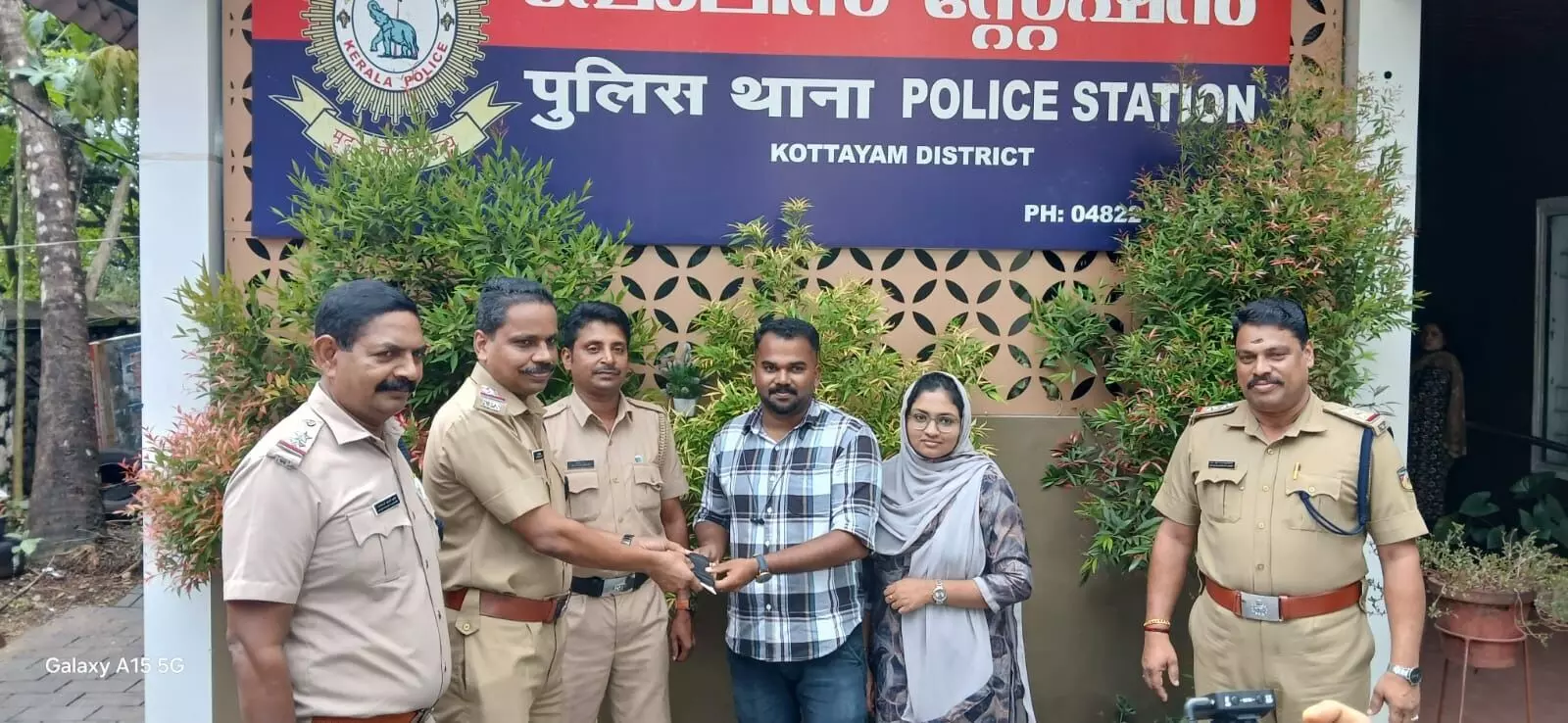 സ്വര്ണവും പണവും അടങ്ങിയ കവറുകള് റോഡില്; ഉടമകള്ക്ക് തിരികെ നല്കി പോലിസ് സ്വര്ണവും പണവും അടങ്ങിയ കവറുകള് റോഡില്; ഉടമകള്ക്ക് തിരികെ നല്കി പോലിസ്