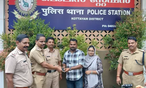 സ്വര്‍ണവും പണവും അടങ്ങിയ കവറുകള്‍ റോഡില്‍; ഉടമകള്‍ക്ക് തിരികെ നല്‍കി പോലിസ്