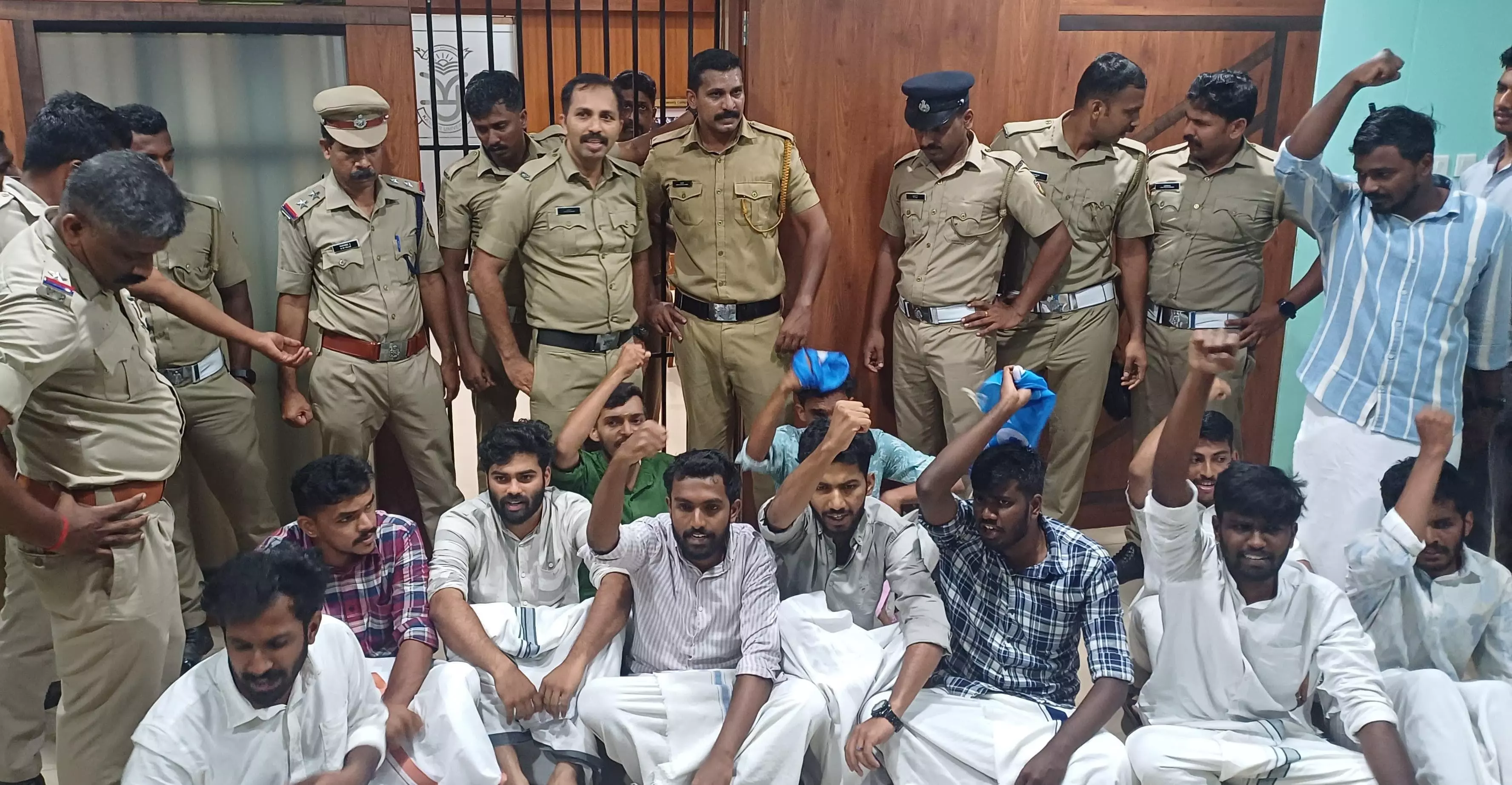 കെ റീപ് ഡാറ്റ തട്ടിപ്പ്; കണ്ണൂര്‍ യൂണിവേഴ്‌സിറ്റി സിന്റിക്കേറ്റ് യോഗത്തിലേക്ക് ഇടിച്ചു കയറി കെ എസ് യു നേതാക്കള്‍