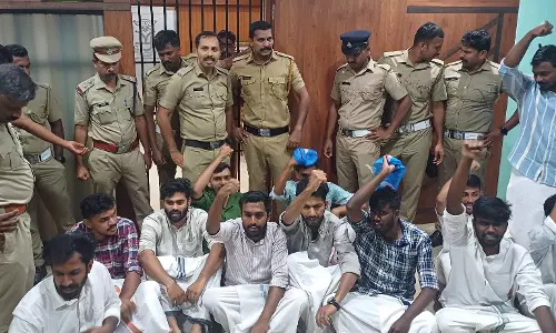 കെ റീപ് ഡാറ്റ തട്ടിപ്പ്; കണ്ണൂര്‍ യൂണിവേഴ്‌സിറ്റി സിന്റിക്കേറ്റ് യോഗത്തിലേക്ക് ഇടിച്ചു കയറി കെ എസ് യു നേതാക്കള്‍