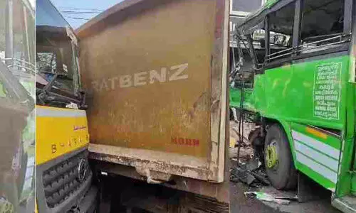 കൊച്ചിയില് സ്വകാര്യ ബസും ലോറിയും കൂട്ടിയിടിച്ച് ഒരു മരണം കൊച്ചിയില് സ്വകാര്യ ബസും ലോറിയും കൂട്ടിയിടിച്ച് ഒരു മരണം