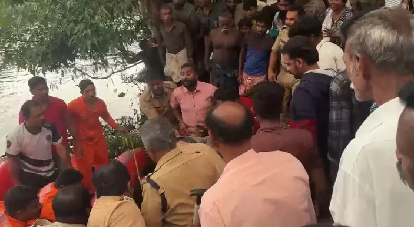 കൊല്ലം പള്ളിക്കലാറില്‍ വള്ളം മറിഞ്ഞ് രണ്ട് യുവാക്കള്‍ മരിച്ചു