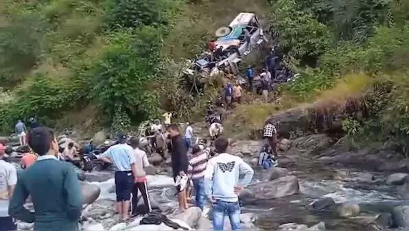 ഉത്തരാഖണ്ഡില് ബസ് 200 മീറ്റര് താഴ്ചയിലേക്ക് മറിഞ്ഞു; നിരവധി കുട്ടികളടക്കം 22 പേര് മരിച്ചു ഉത്തരാഖണ്ഡില് ബസ് 200 മീറ്റര് താഴ്ചയിലേക്ക് മറിഞ്ഞു; നിരവധി കുട്ടികളടക്കം 22 പേര് മരിച്ചു