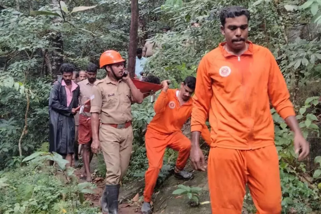 നെടുമങ്ങാട് തിരിച്ചിട്ടപ്പാറയില് യുവാവ് മിന്നലേറ്റ് മരിച്ചു നെടുമങ്ങാട് തിരിച്ചിട്ടപ്പാറയില് യുവാവ് മിന്നലേറ്റ് മരിച്ചു