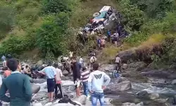 ഉത്തരാഖണ്ഡില് ബസ് 200 മീറ്റര് താഴ്ചയിലേക്ക് മറിഞ്ഞു; നിരവധി കുട്ടികളടക്കം 22 പേര് മരിച്ചു ഉത്തരാഖണ്ഡില് ബസ് 200 മീറ്റര് താഴ്ചയിലേക്ക് മറിഞ്ഞു; നിരവധി കുട്ടികളടക്കം 22 പേര് മരിച്ചു