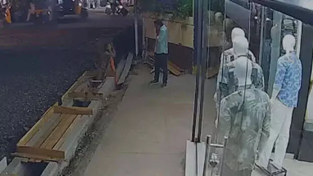 ആലപ്പുഴയില് ഗര്ഭിണി ഓടയില് വീണു; പിന്നാലെ ഓട സ്ലാബിട്ട് മൂടി അധികൃതര് ആലപ്പുഴയില് ഗര്ഭിണി ഓടയില് വീണു; പിന്നാലെ ഓട സ്ലാബിട്ട് മൂടി അധികൃതര്